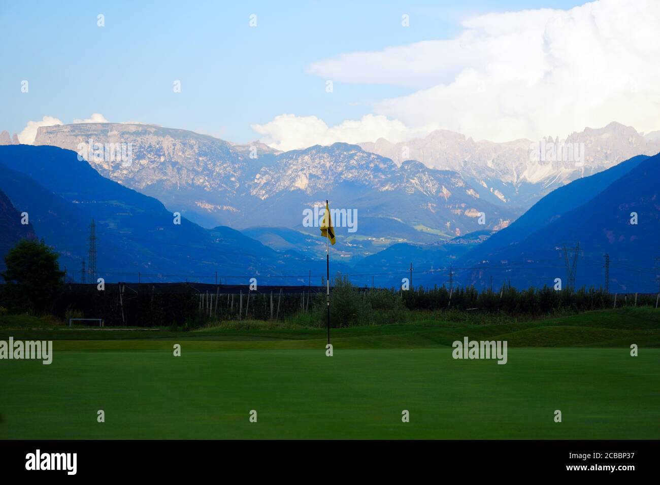 Bandera en el verde del campo de golf Blue Monster en el sur de Tirol, Italia. Foto de stock