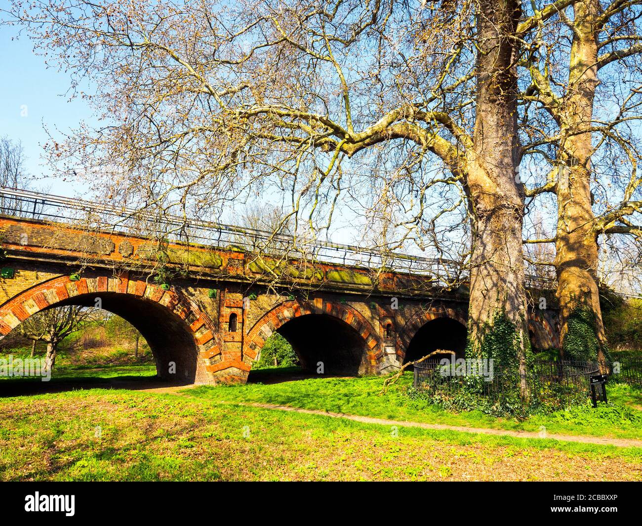 Puente de pista fotografías e imágenes de alta resolución Alamy