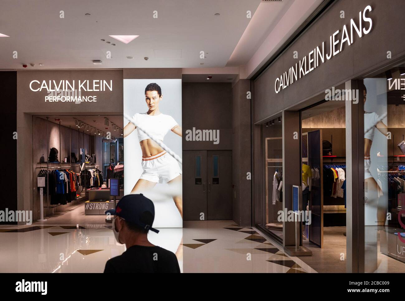 La Marca multinacional americana de moda Calvin Klein Jeans Store en Hong  Kong Fotografía de stock - Alamy