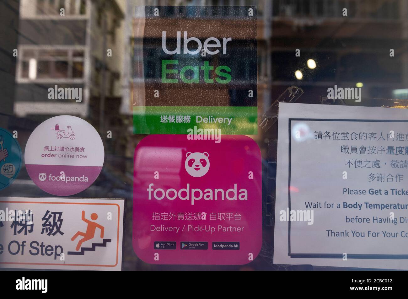 Brillar Café invención Un restaurante muestra en su puerta pegatinas de las empresas de entrega de  alimentos Panda y Uber Eats en Hong Kong Fotografía de stock - Alamy
