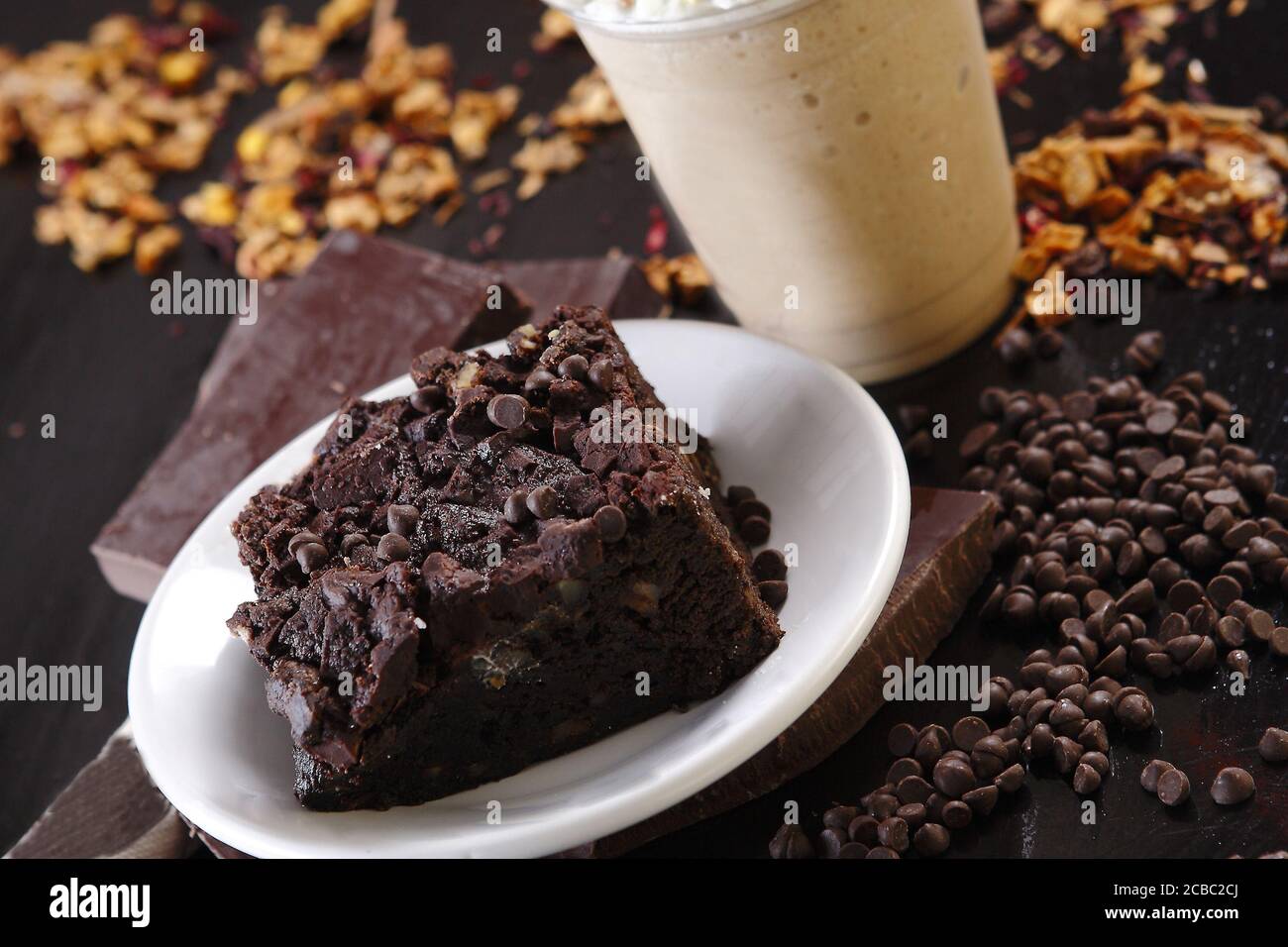Por cierto Reactor Estudiante Primer plano de delicioso batido con nata montada top y un pastel de brownie Fotografía de stock - Alamy Por cierto Reactor Estudiante Primer plano de delicioso batido con nata montada top y un pastel de brownie Fotografía de stock - Alamy