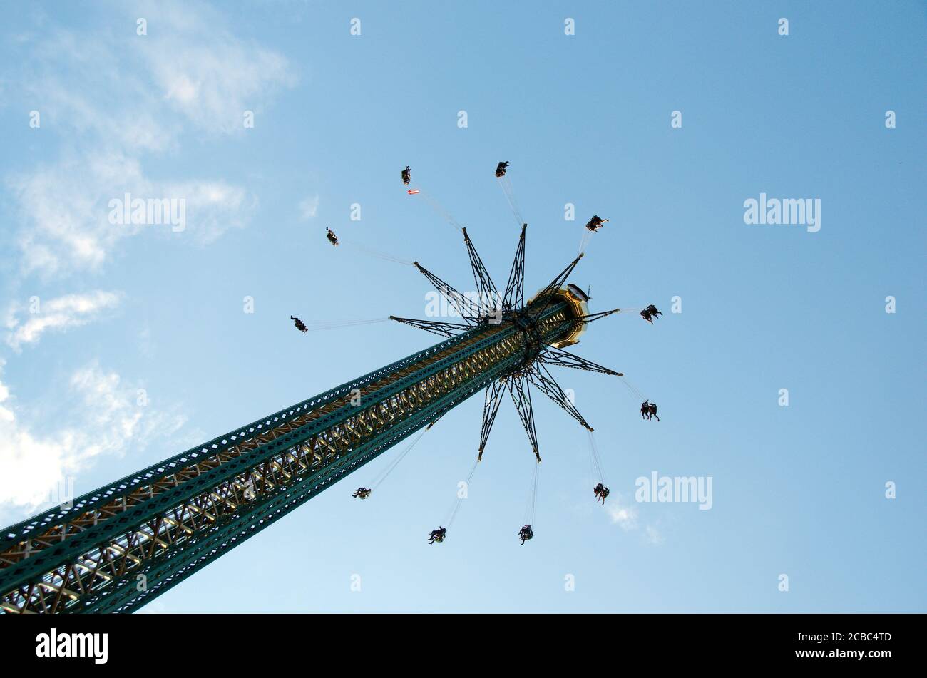 Karussell im Wiener Würstelprater von unten Foto de stock