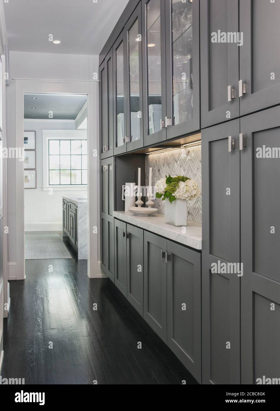 Cocina moderna crema de pared gris en blanco con mueble de mostrador, marco  blanco de pared con salpicadero de azulejos blancos