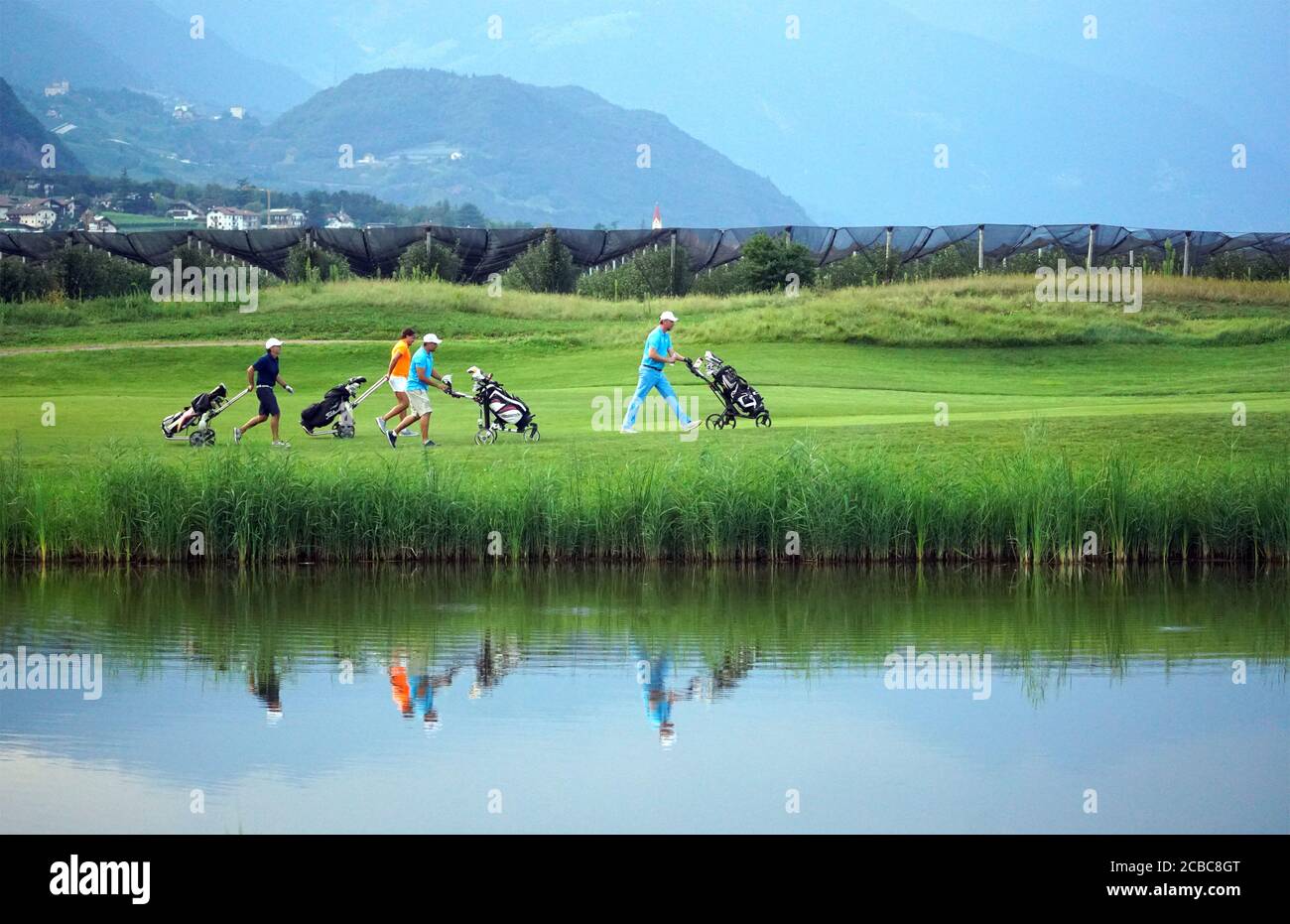 Grupo de amigos - golfistas disfrutando del juego en el Blue Monster Golf Club en el sur de Tirol Italia después de COVID-19 bloqueo el 11 de agosto de 2020. Foto de stock