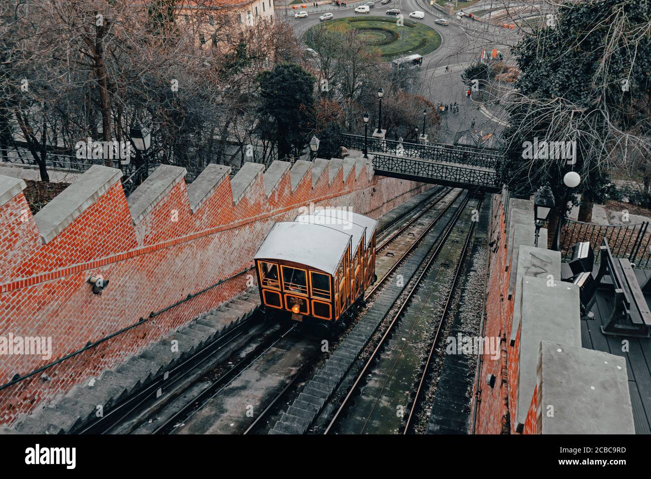 Teleférico de época en la colina del castillo. Budapest, Hungría Foto de stock