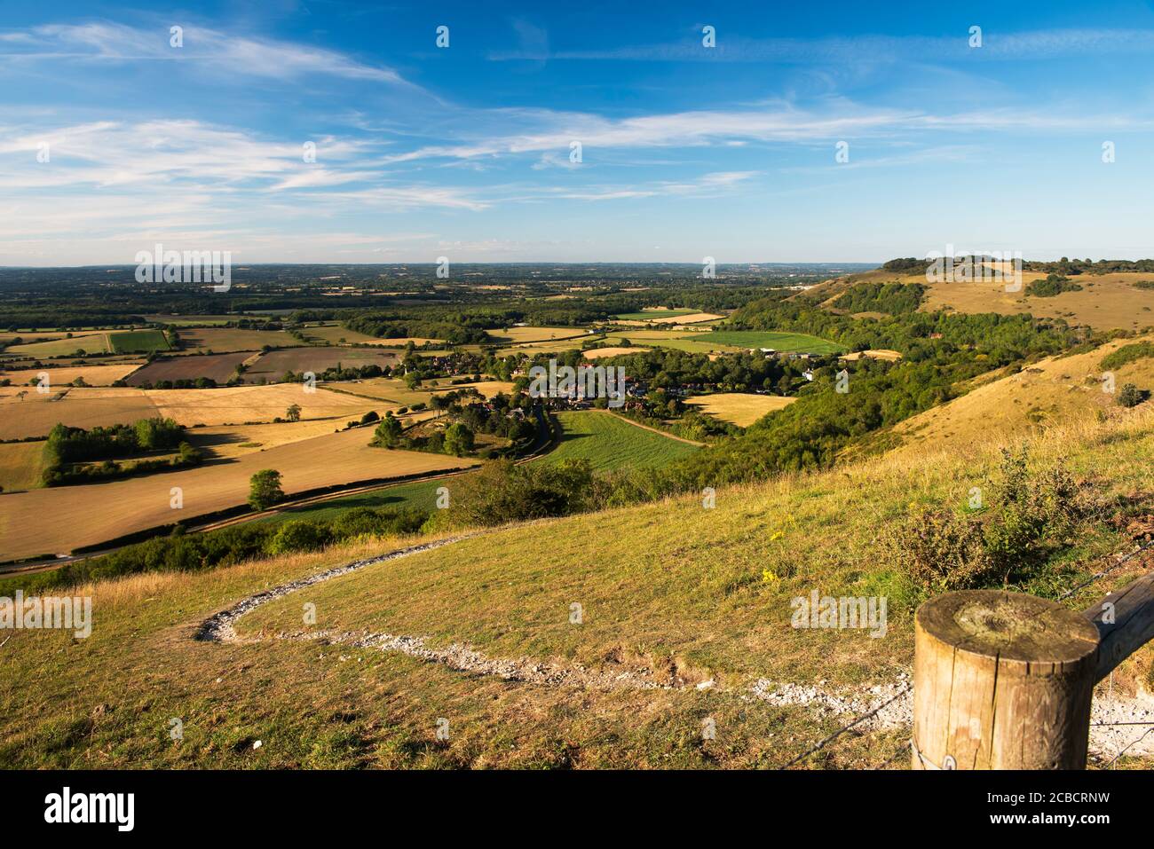 Una vista del pueblo de Poynings desde el sur de Downs cerca de Devils Dyke en una noche de verano, West Sussex, Reino Unido Foto de stock