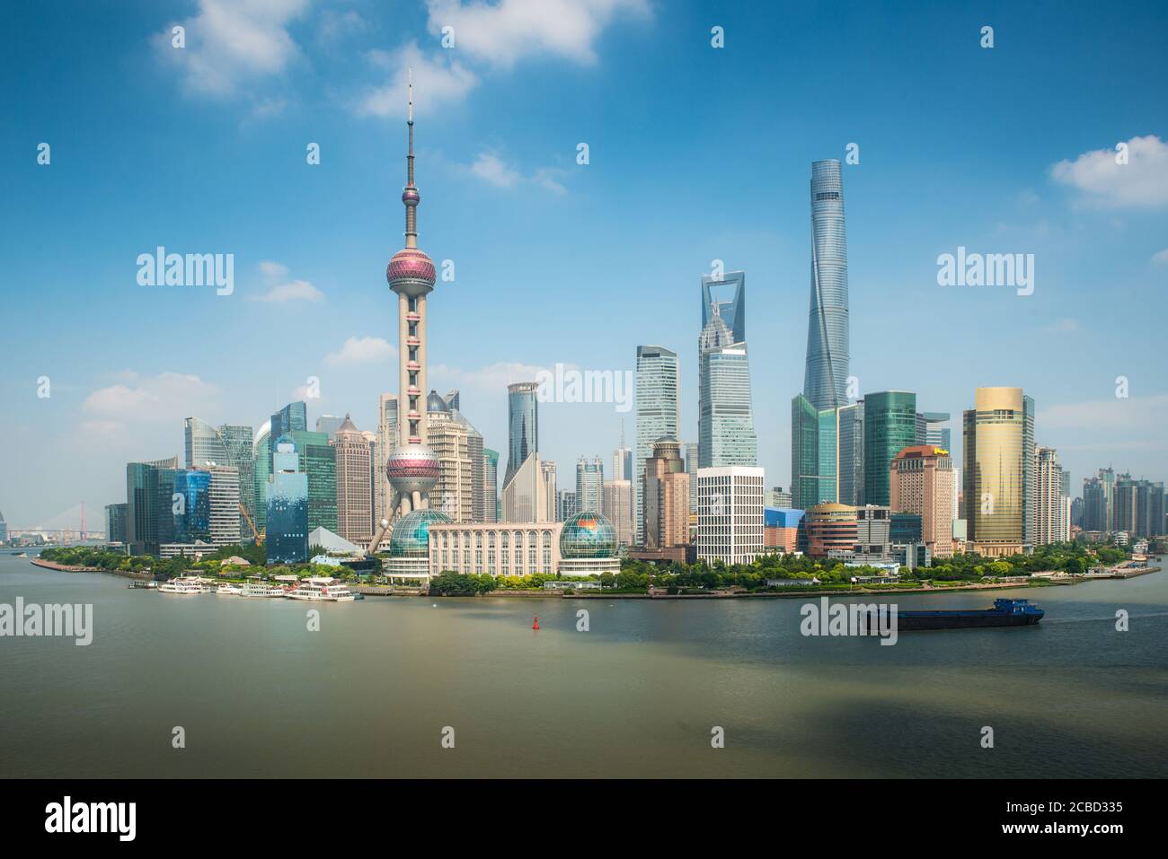 Vista aérea del horizonte de Pudong con la torre de la Perla Oriental y el  rascacielos del distrito de negocios Lujiazui con el río Huangpu en  Shanghai, China. Turismo asiático Fotografía de