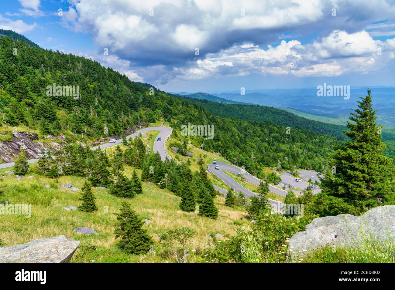 El camino de vuelta que conduce a la cima de la Montaña Grandfather, Carolina del Norte. Foto de stock