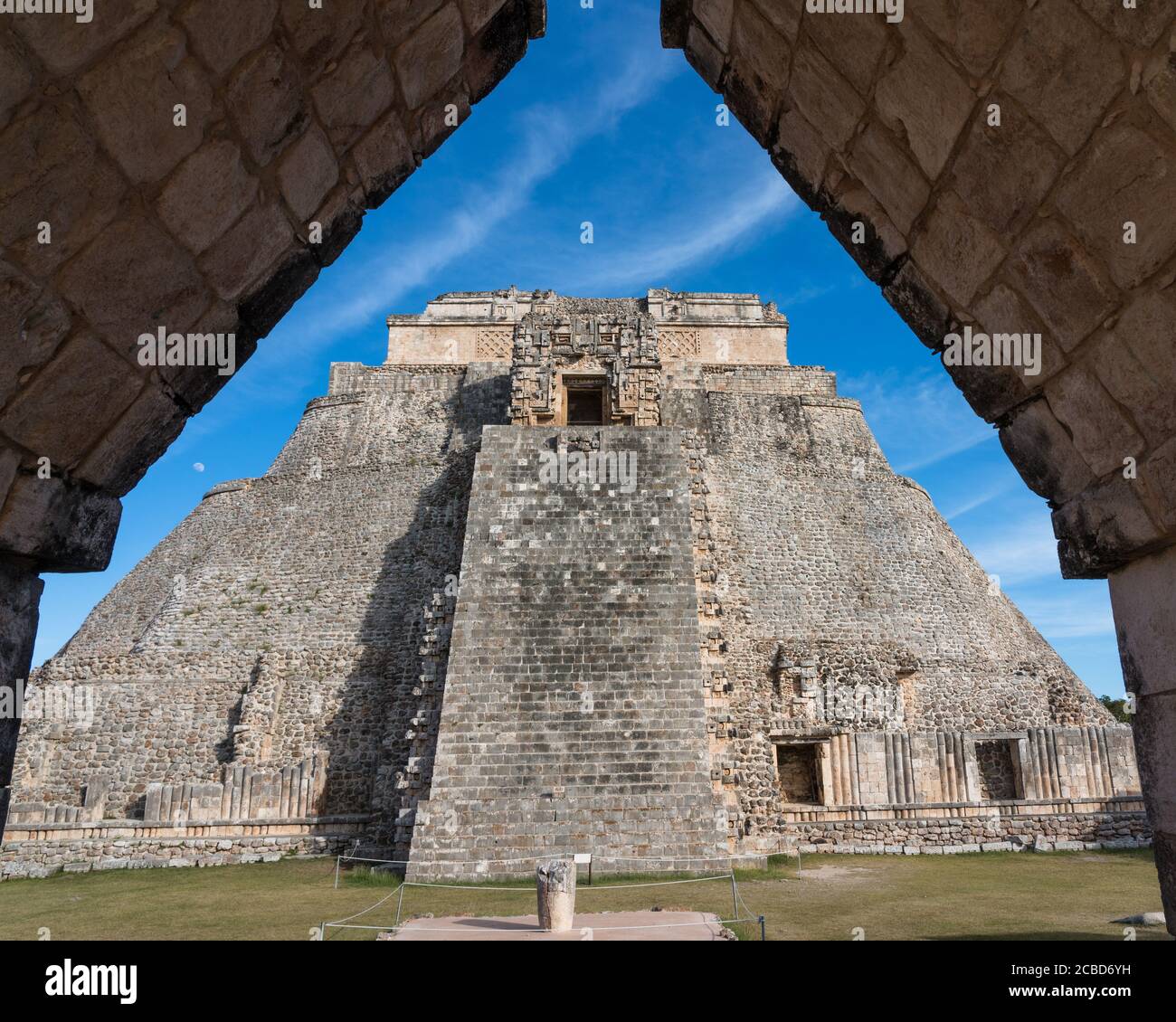La fachada oeste de la Pirámide del Mago, también conocida como la Pirámide de los Dwarf, se enfrenta al cuadrilátero de las aves. Es el struo más alto Foto de stock