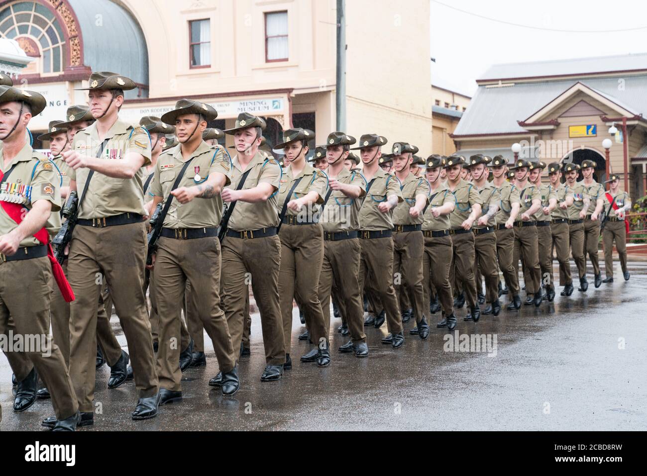 Charters Towers, Australia - 25 de abril de 2019: Soldados marchando en un día húmedo y lluvioso de Anzac Foto de stock