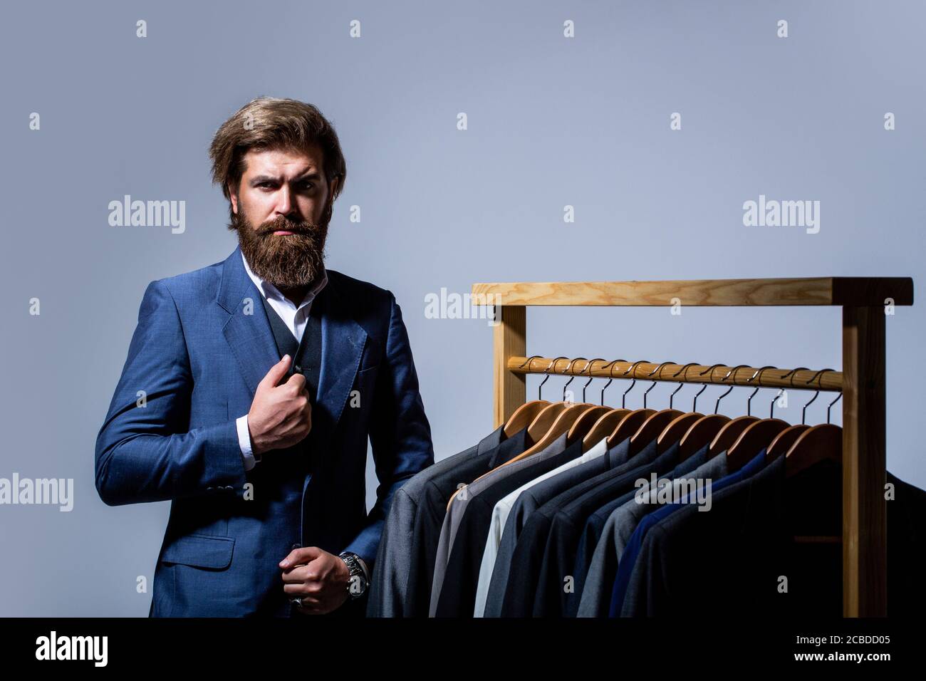 A medida, a medida. Elegante traje para hombre. Traje de hombre, sastre en  su taller. Guapo hombre de moda barbudo en traje clásico. Trajes masculinos  colgando Fotografía de stock - Alamy