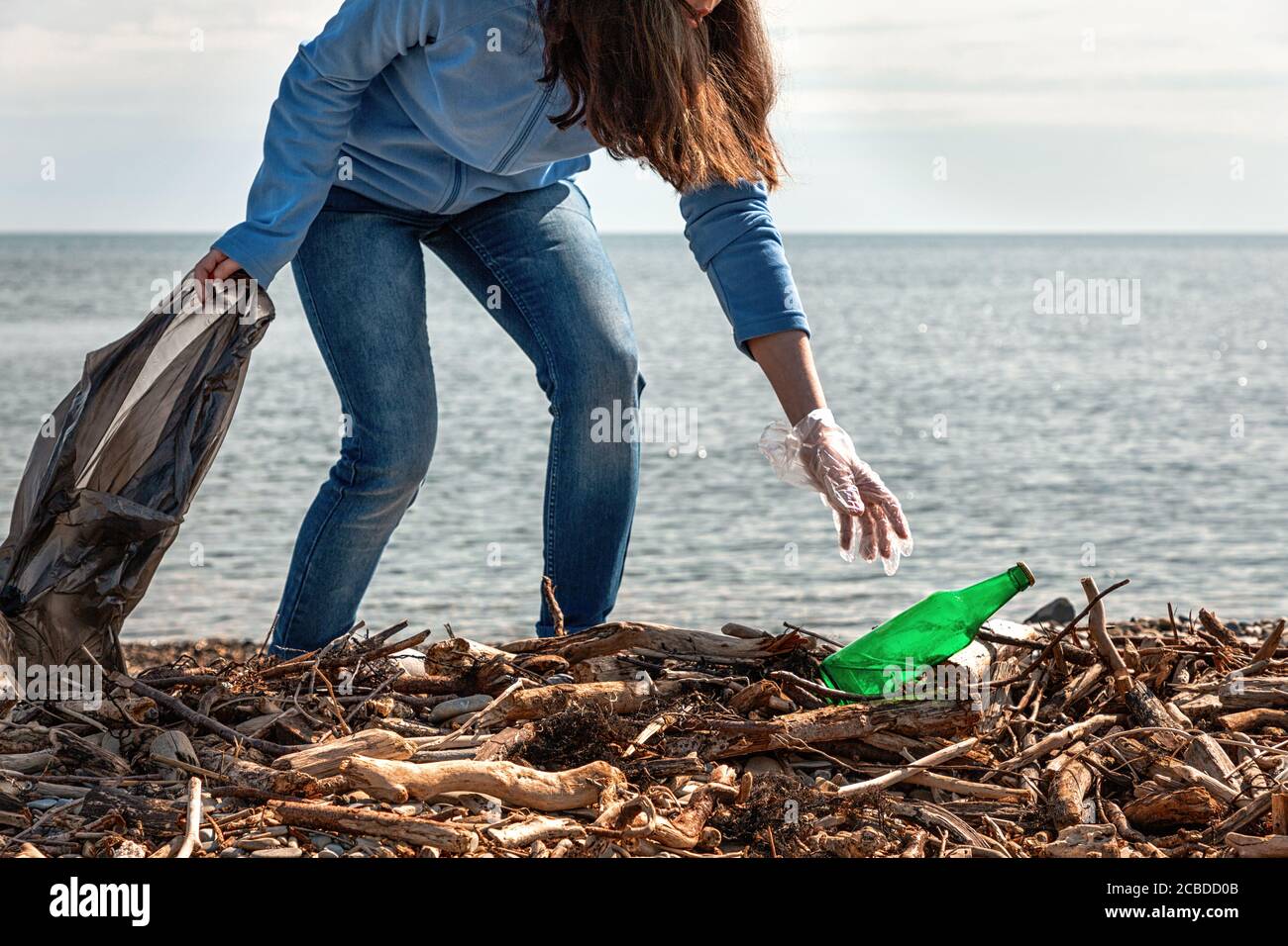 Mujer Rubia Con Guantes De Trabajo Limpiando La Playa Temprano En La  Mañana. Fotos, retratos, imágenes y fotografía de archivo libres de  derecho. Image 181073198