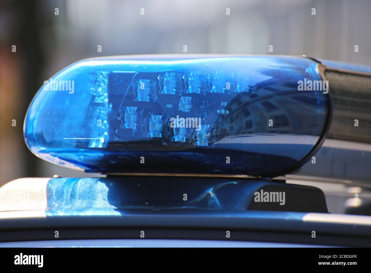 Imagen del símbolo operación policial: Primer plano de una luz azul en un coche de policía Foto de stock