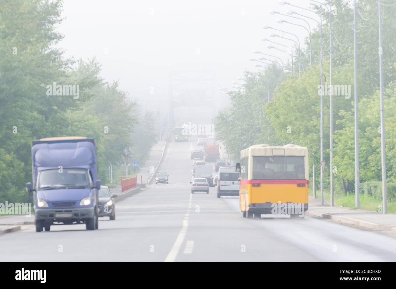 Vista de la carretera de la ciudad en la niebla mal tiempo visibilidad Foto de stock