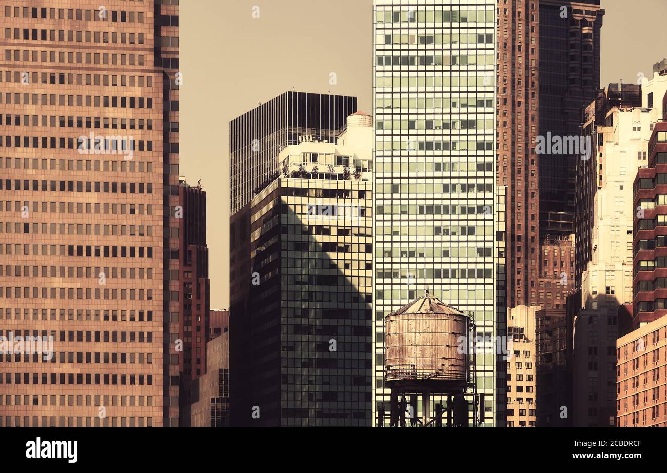 Ciudad de Nueva York Arquitectura diversa con la vieja torre de agua de madera en primer plano, color retro en tonos cuadro, EE.UU.. Foto de stock