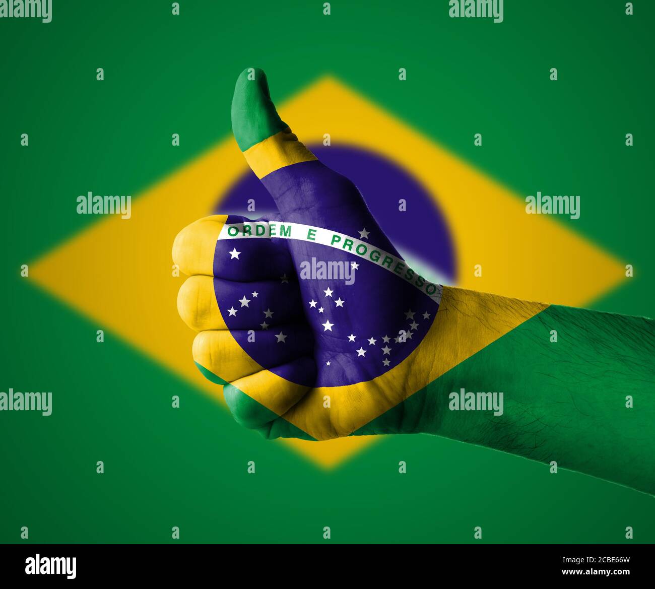 La mano con el pulgar hacia arriba para Brasil Foto de stock