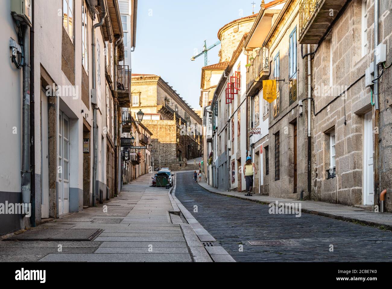 Santiago de Compostela, España - 18 de julio de 2020: Calle en el centro  histórico de Santiago de Compostela Fotografía de stock - Alamy