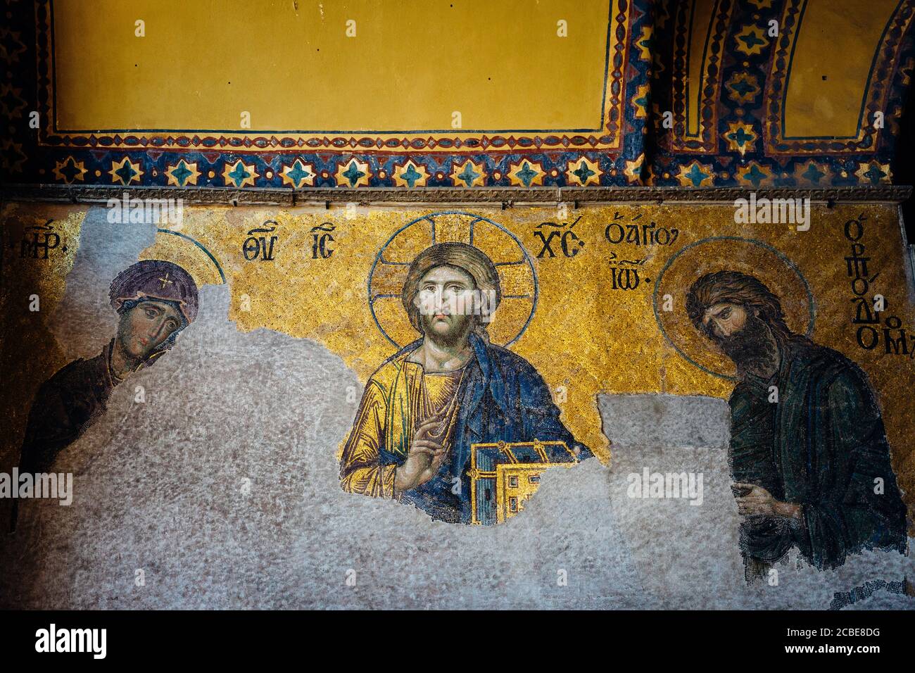 Estambul, Turquía - 14 de agosto de 2018: Un antiguo mosaico cristiano bizantino en una pared del templo de Santa Sofía en Estambul, Turquía. Foto de stock