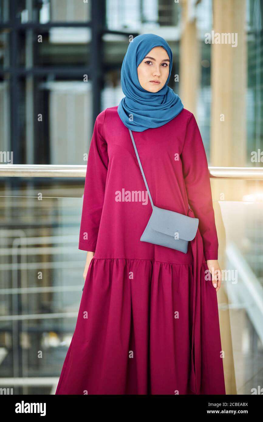 Los diseñadores también crean vestidos musulmanes de moda, manteniendo la  línea entre la religión y la moda. Atractiva mujer caucásica vestida de  muslos hechos a medida Fotografía de stock - Alamy