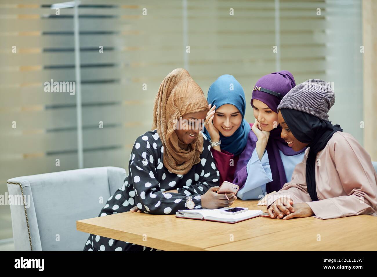 Mujer islámica blogger de viajes compartiendo información de smartphone