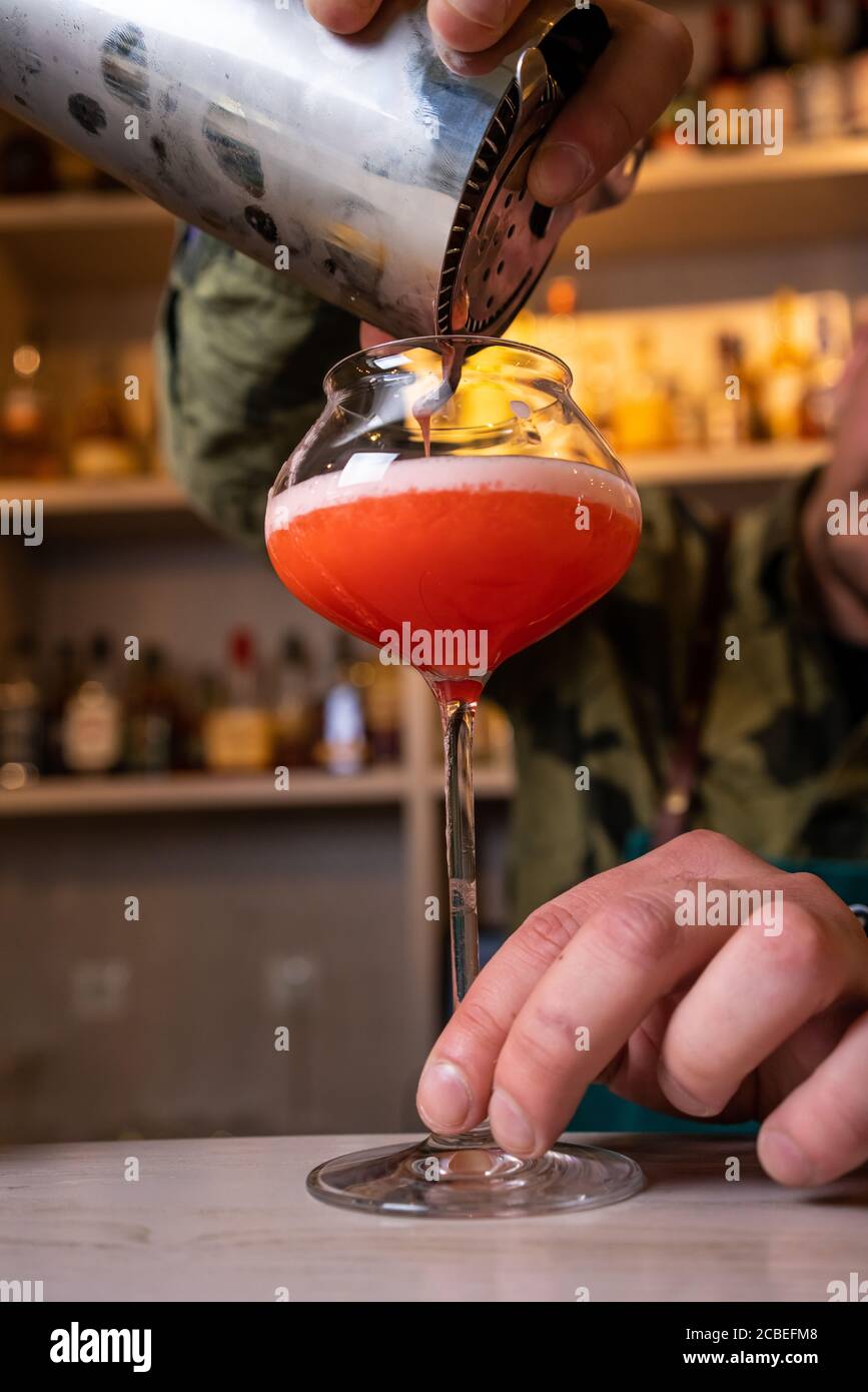 bebidas alcohólicas, personas y concepto de lujo - barman con vidrio y  cáscara de limón preparar cóctel en el bar Fotografía de stock - Alamy