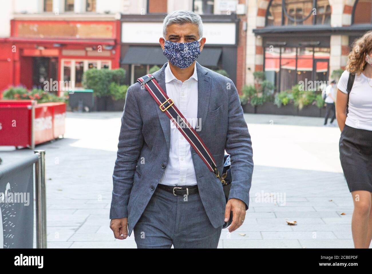 El alcalde de Londres, Sadiq Khan camina a la estación de metro Leicester Square mientras lleva una máscara y coge un tren de metro TFL, en el centro de Londres 13-08-2020 Foto de stock