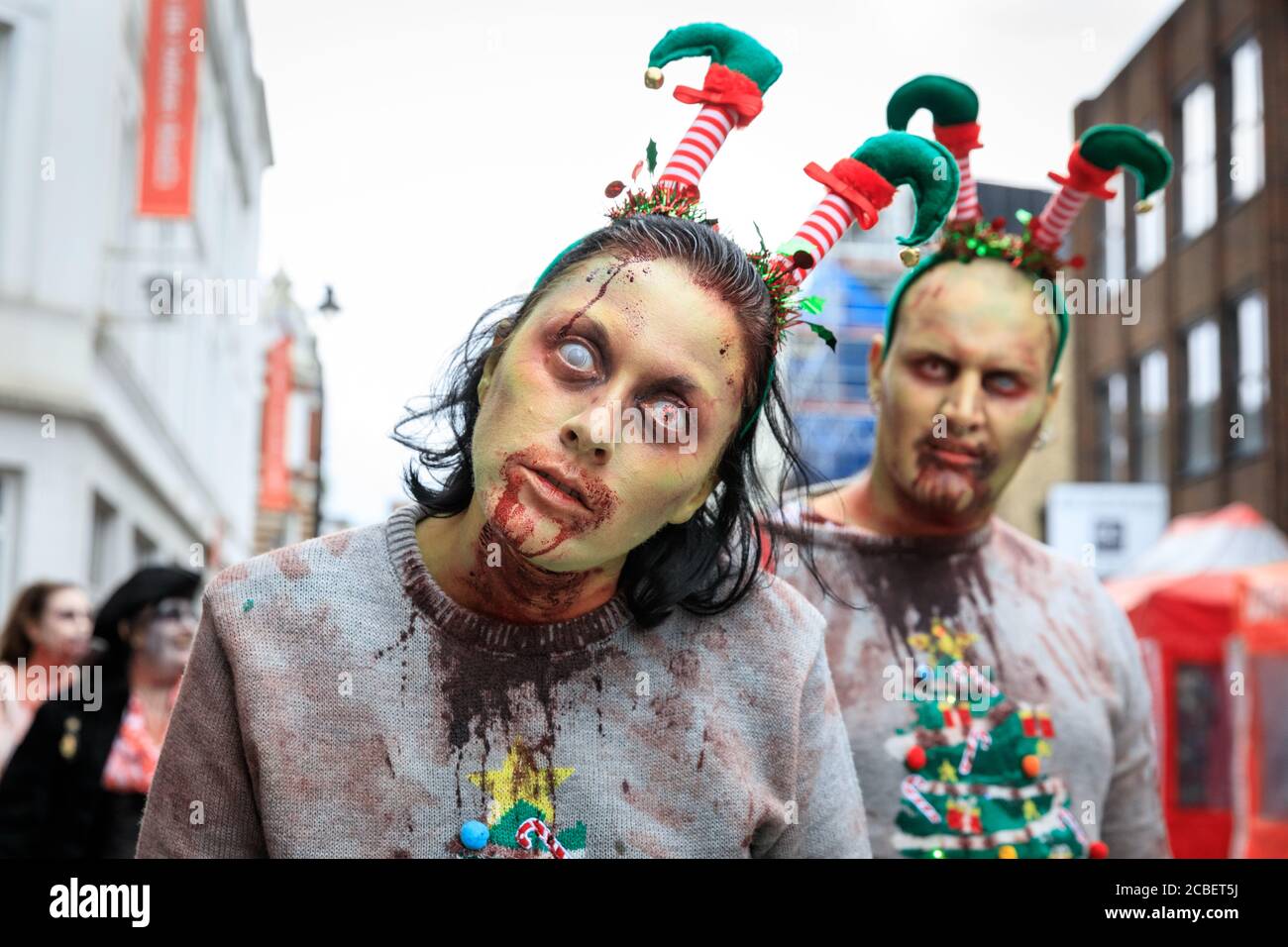 Pareja zombie. Día Mundial de los Zombies Camine a los participantes como  zombies en disfraces y componen caminar por Londres, Inglaterra, Reino  Unido Fotografía de stock - Alamy