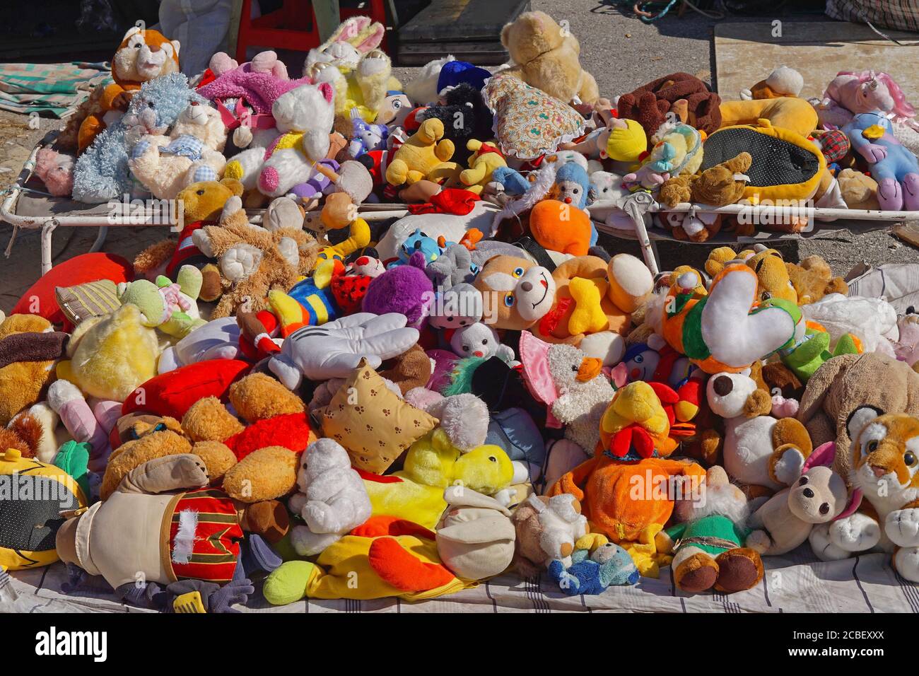 Un montón grande de juguetes viejos usados en el mercado de pulgas  Fotografía de stock - Alamy