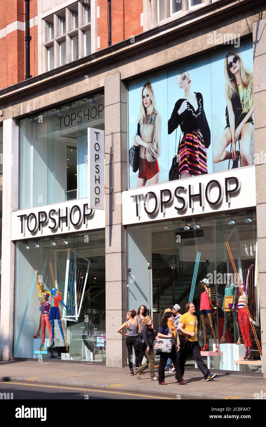 Londres, Reino Unido, 17 de abril de 2011 : Tienda de ropa Topshop en  Kensington High Street mostrando una ropa de moda femenina en exhibición en  su ventana de la tienda Fotografía