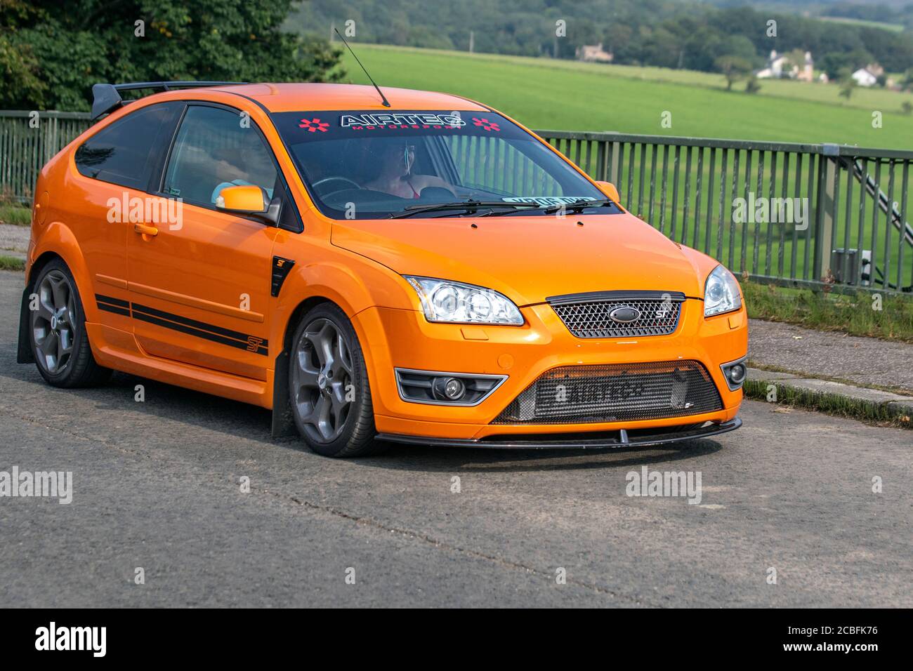 Orange 2016 Focus Ford ST AIRTEC Motorsport Hot Hatch tráfico Vehicular vehículos móviles, vehículos de conducción en carreteras del Reino Unido, motores, motorización en la red de autopistas M6. Foto de stock