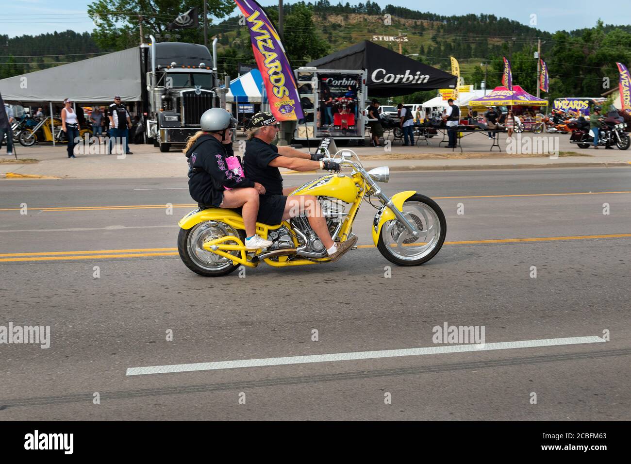 Sombrero de Cowboy mujer rider Sturgis Motorcycle Rally anual Dakota del  Sur EE.UU Fotografía de stock - Alamy