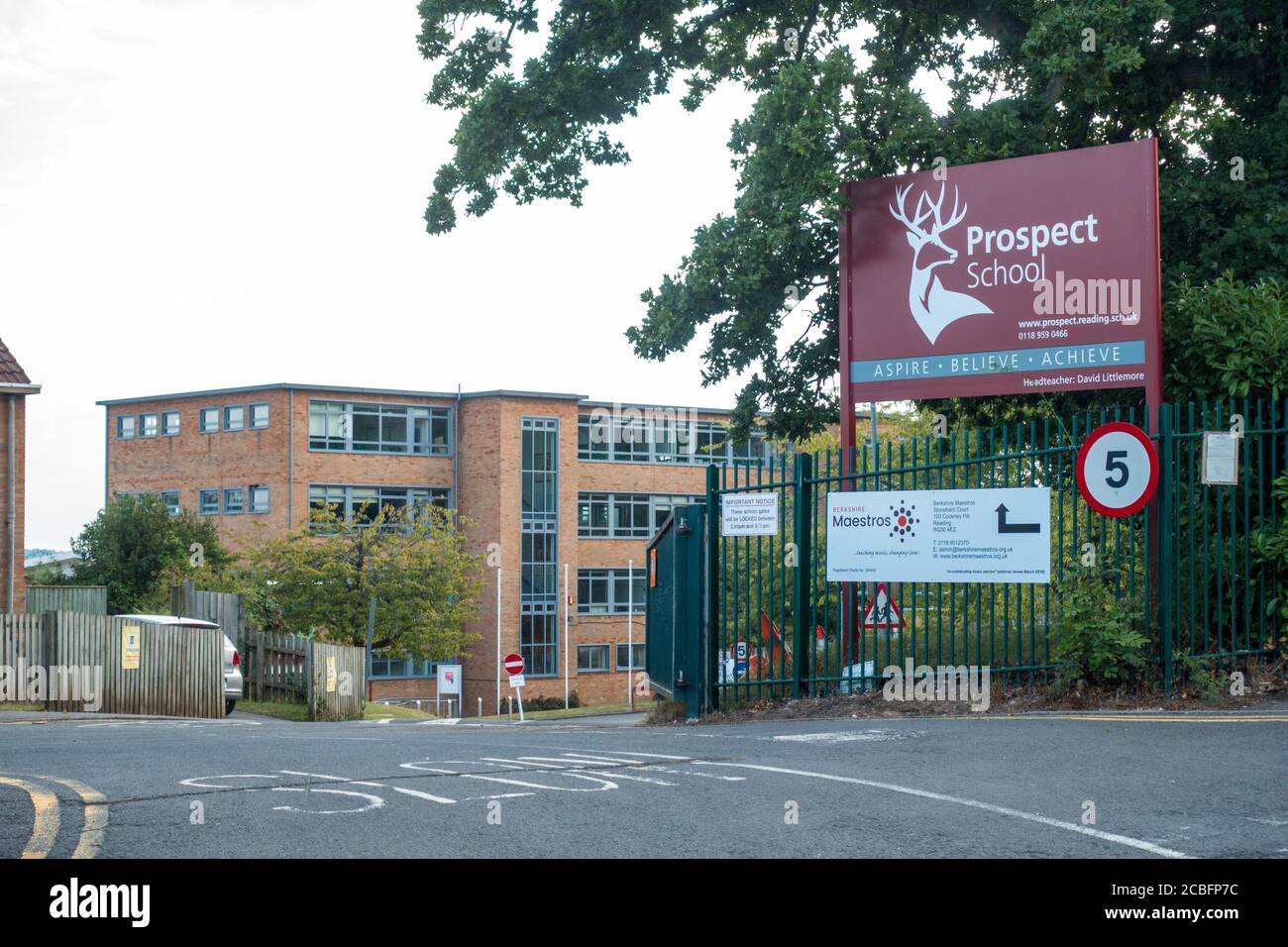 Entrada principal a la Escuela Secundaria Prospect en Reading, Reino Unido Foto de stock