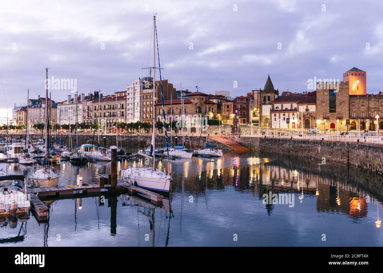 Vista del puerto deportivo de Gijón, Asturias, España Fotografía de stock -  Alamy