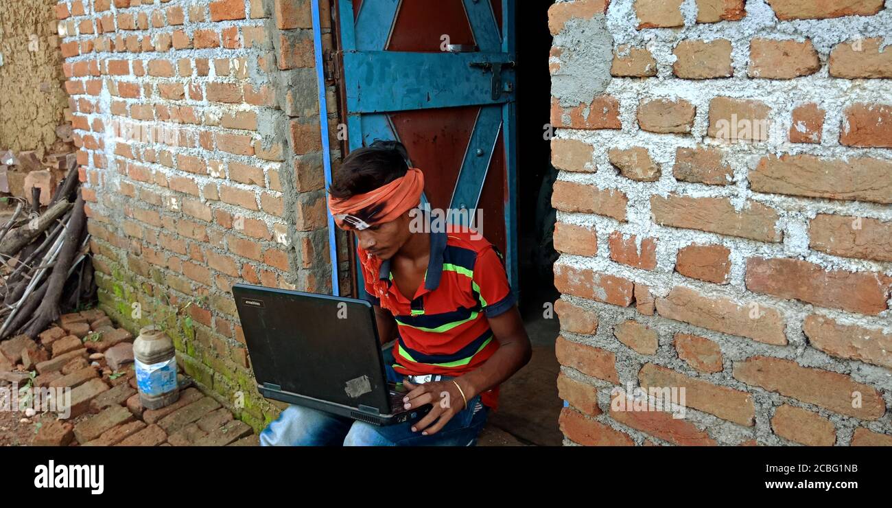 distrito-katni-india-16-de-agosto-de-2019-un-nino-de-la-aldea-india-que-opera-portatil-en-casa-pobre-fuera-concepto-de-aprendizaje-de-tecnologia-de-aldeano-2cbg1nb.jpg