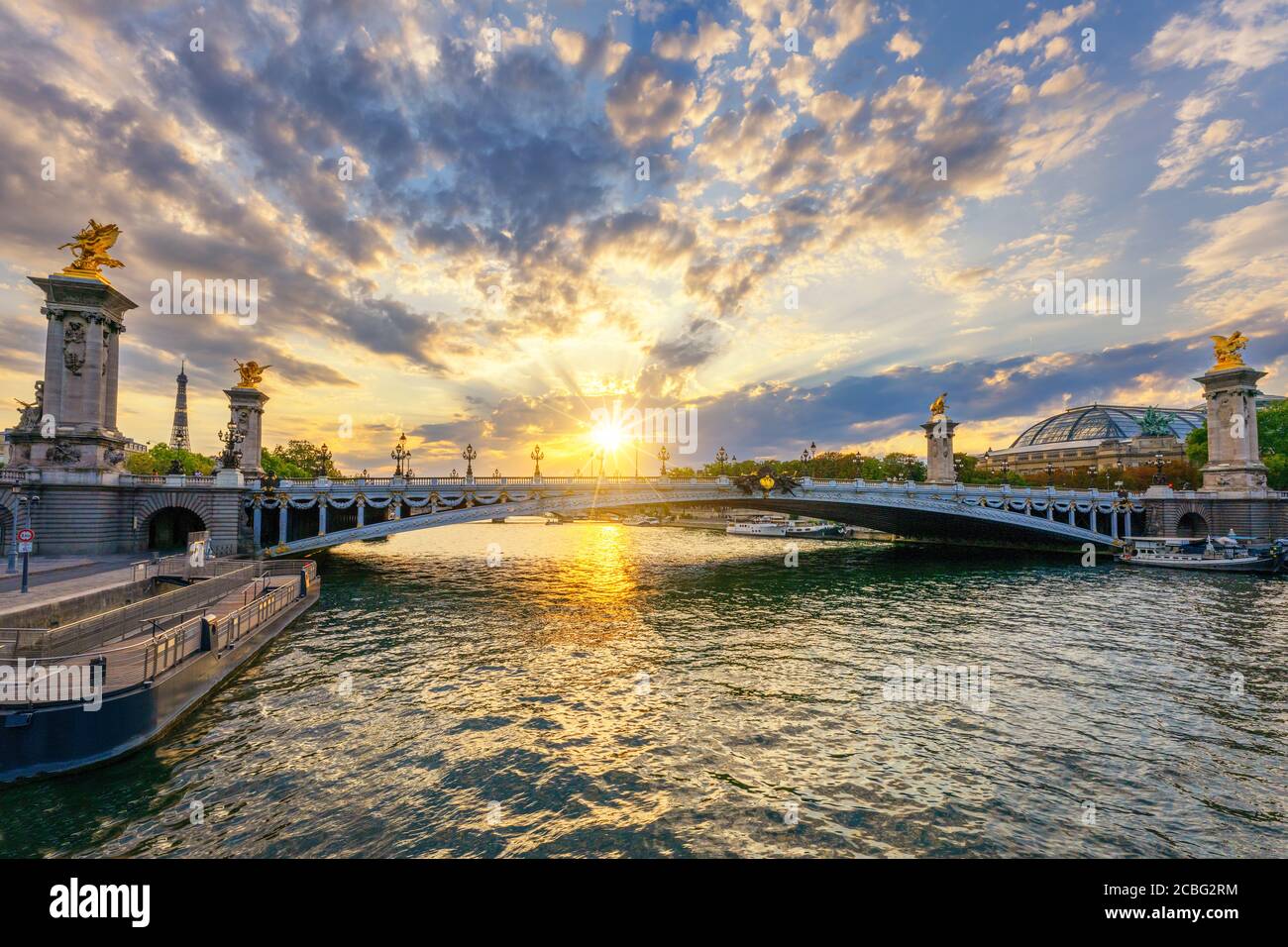 Famoso puente Alexandre III en París al atardecer, Francia Foto de stock