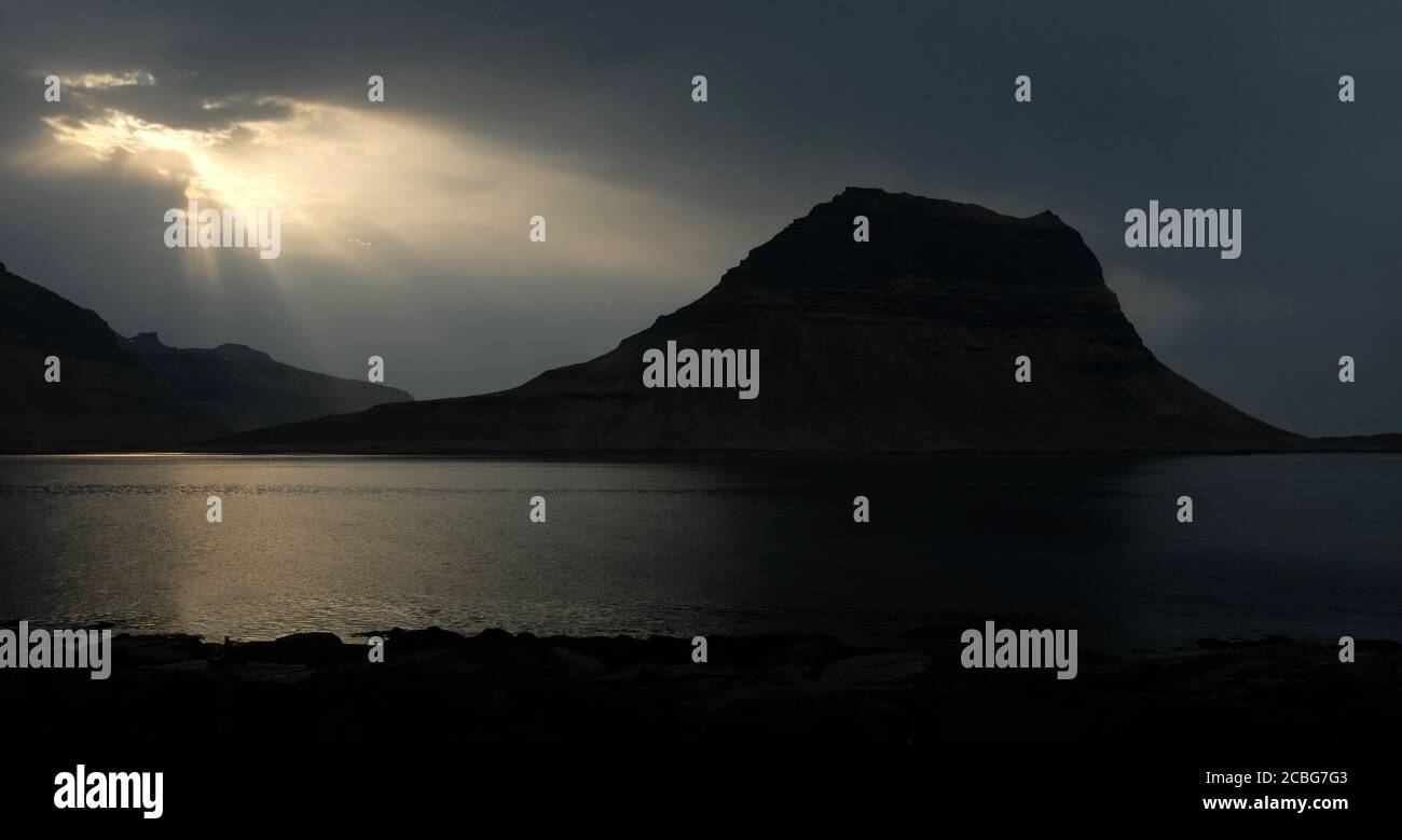 La montaña más fotografiada de Islandia Foto de stock