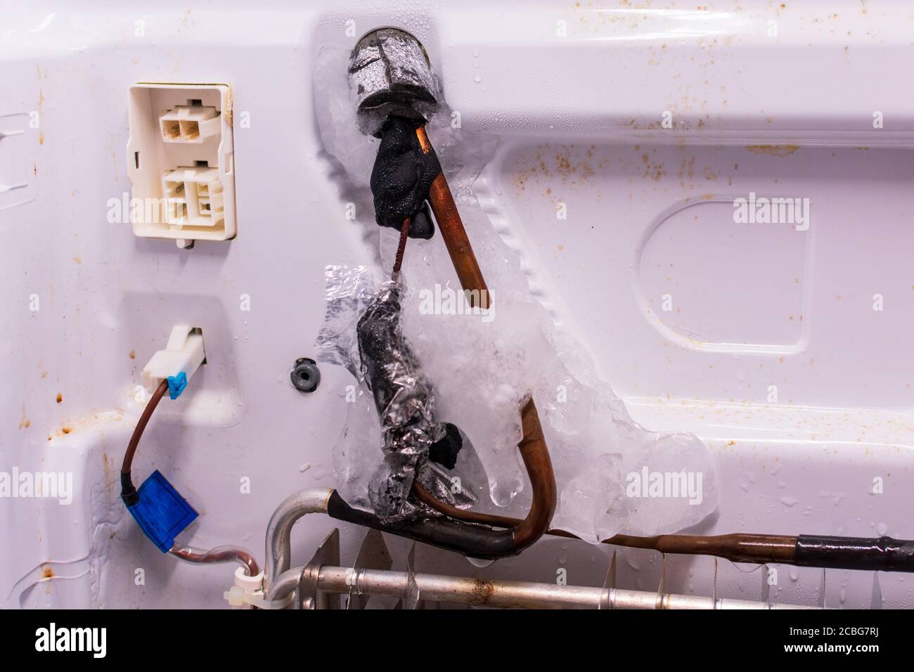 Reparación del refrigerador. Panel posterior del compartimento congelador  retirado. Bobinas del evaporador con termostato congelado Fotografía de  stock - Alamy