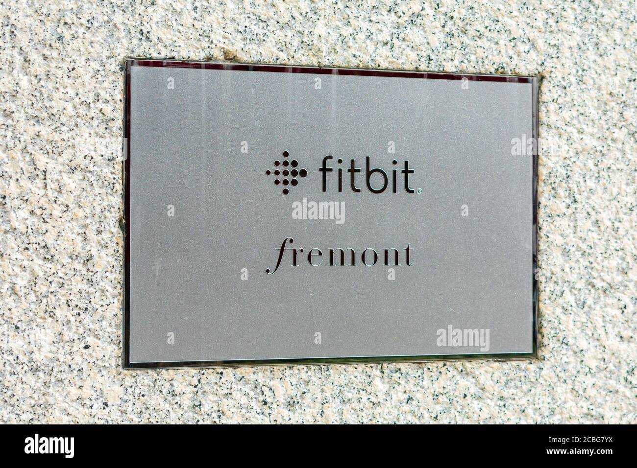 Fitbit signo en la fachada HQ. Fitbit, Inc. Es una empresa estadounidense  que produce dispositivos de tecnología portátil con conexión inalámbrica  para el seguimiento de actividades - San F Fotografía de stock -
