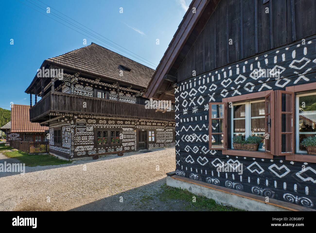 Casas de madera decoradas en el pueblo de Cicmany, montañas de Strážov,  región de Zilina, Eslovaquia Fotografía de stock - Alamy