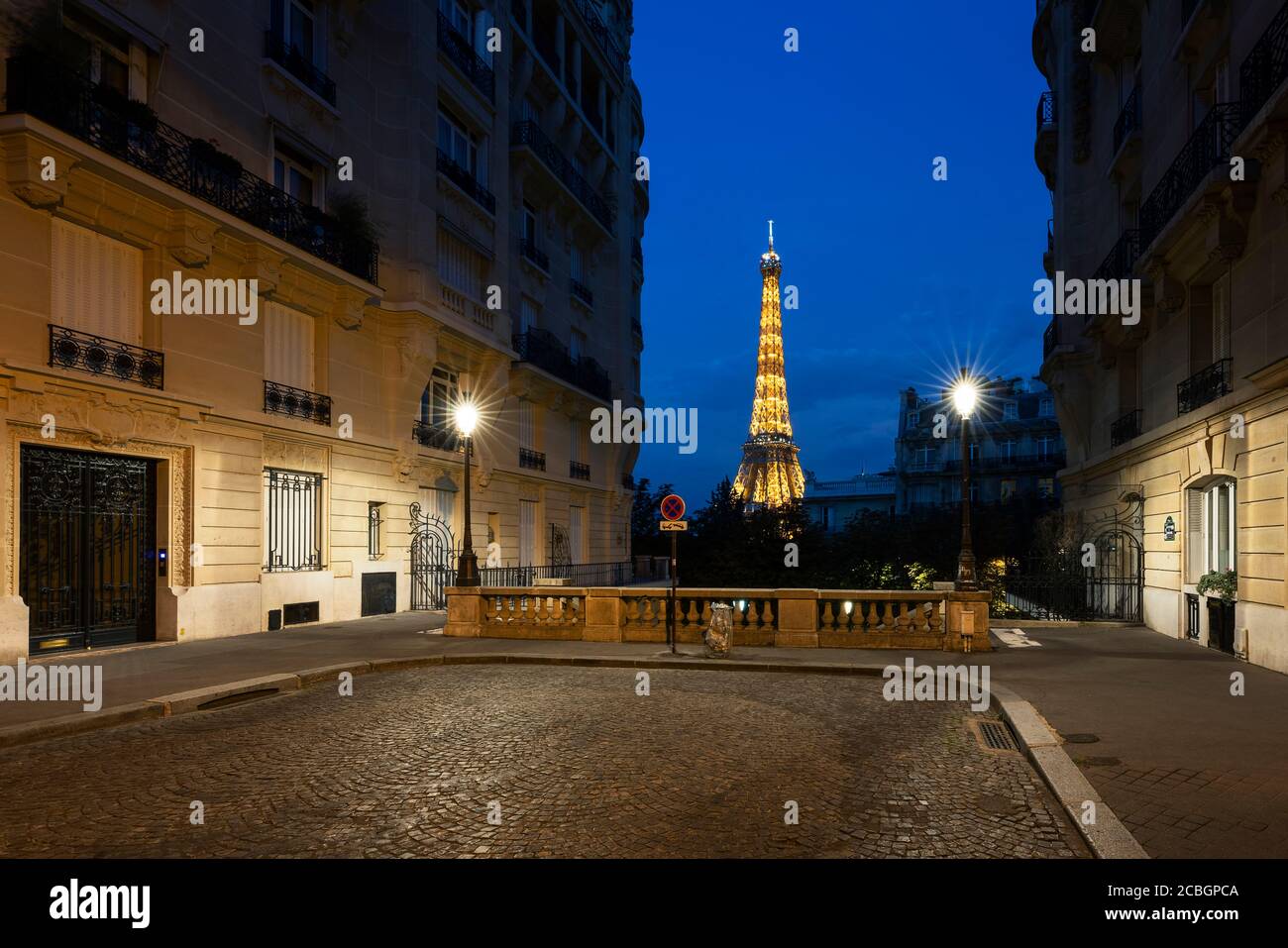 Pequeña calle en París con vistas a la famosa torre eifel, Francia Foto de stock