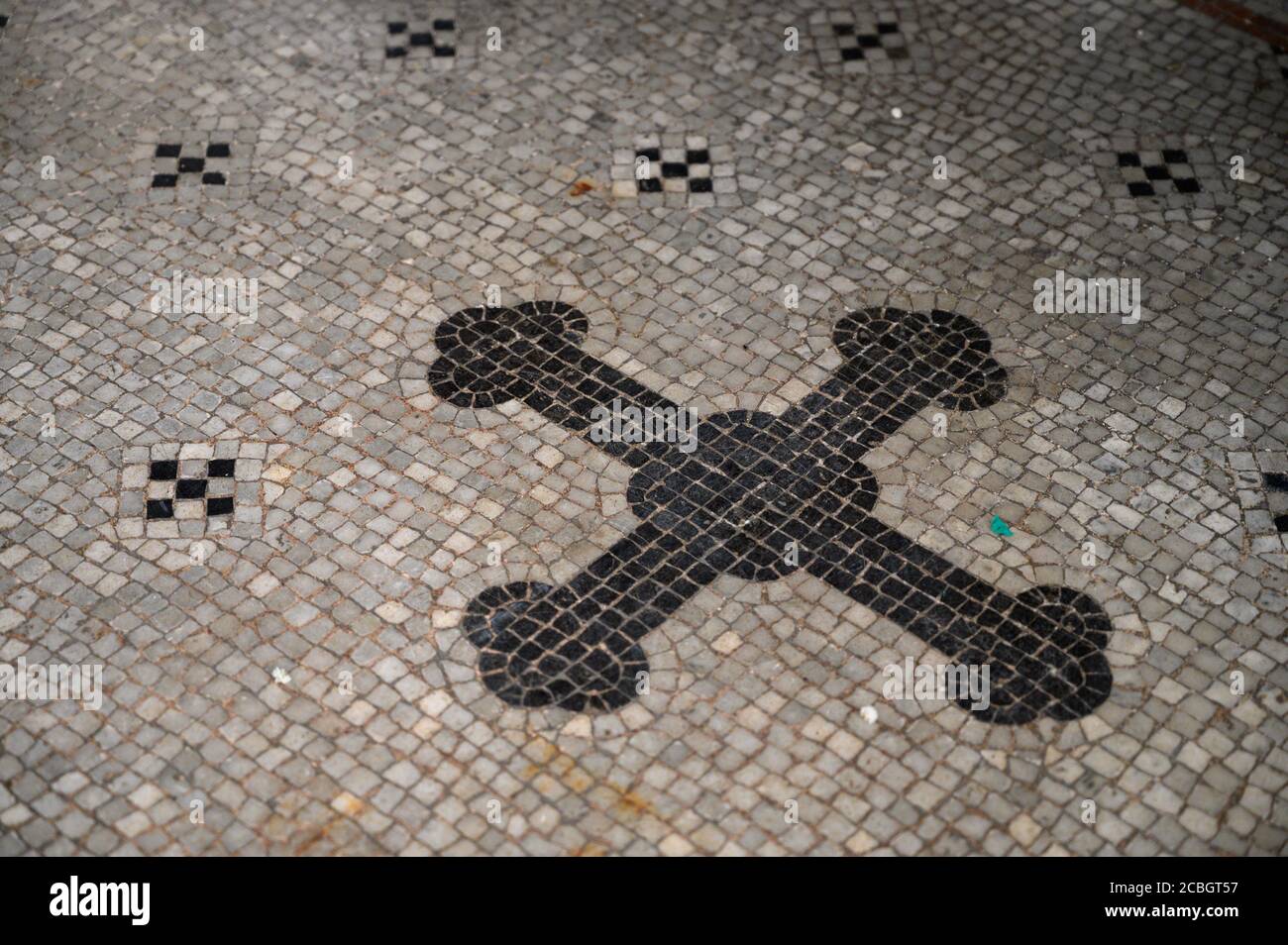Mosaico de una cruz en el piso de una iglesia. Catedral de San Martín en Bratislava, Eslovaquia. Foto de stock