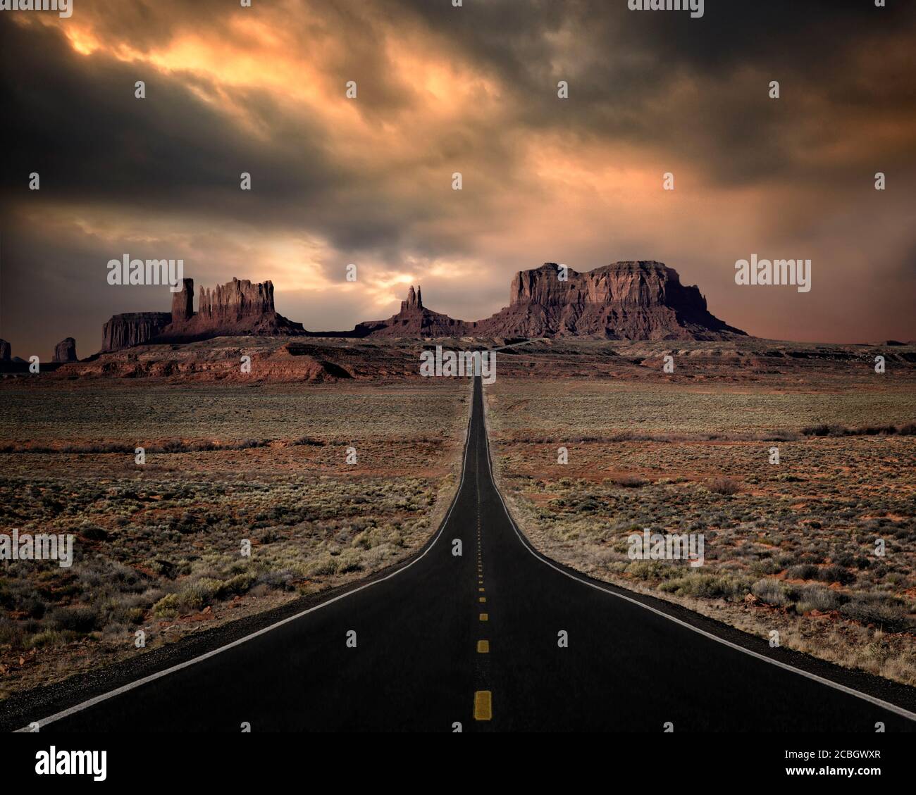 ARTE FOTOGRÁFICO: Autopista 163 que conduce a Monument Valley, Arizona/Utah, EE.UU Foto de stock