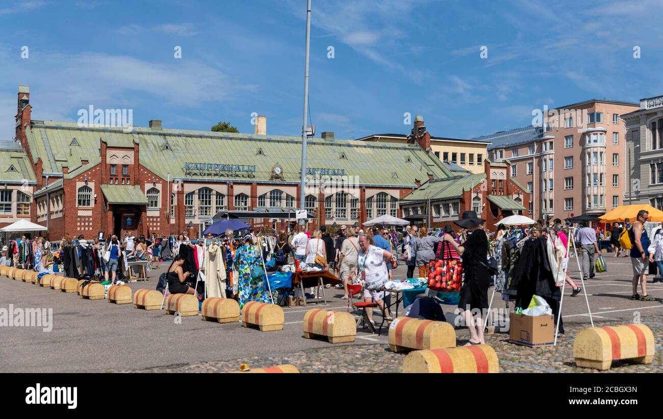 El mercado de Hietalahti del centro de Helsinki es famoso por su mercado de huida todos los domingos. Todo el mundo puede conseguir una mesa y vender sus productos. Foto de stock
