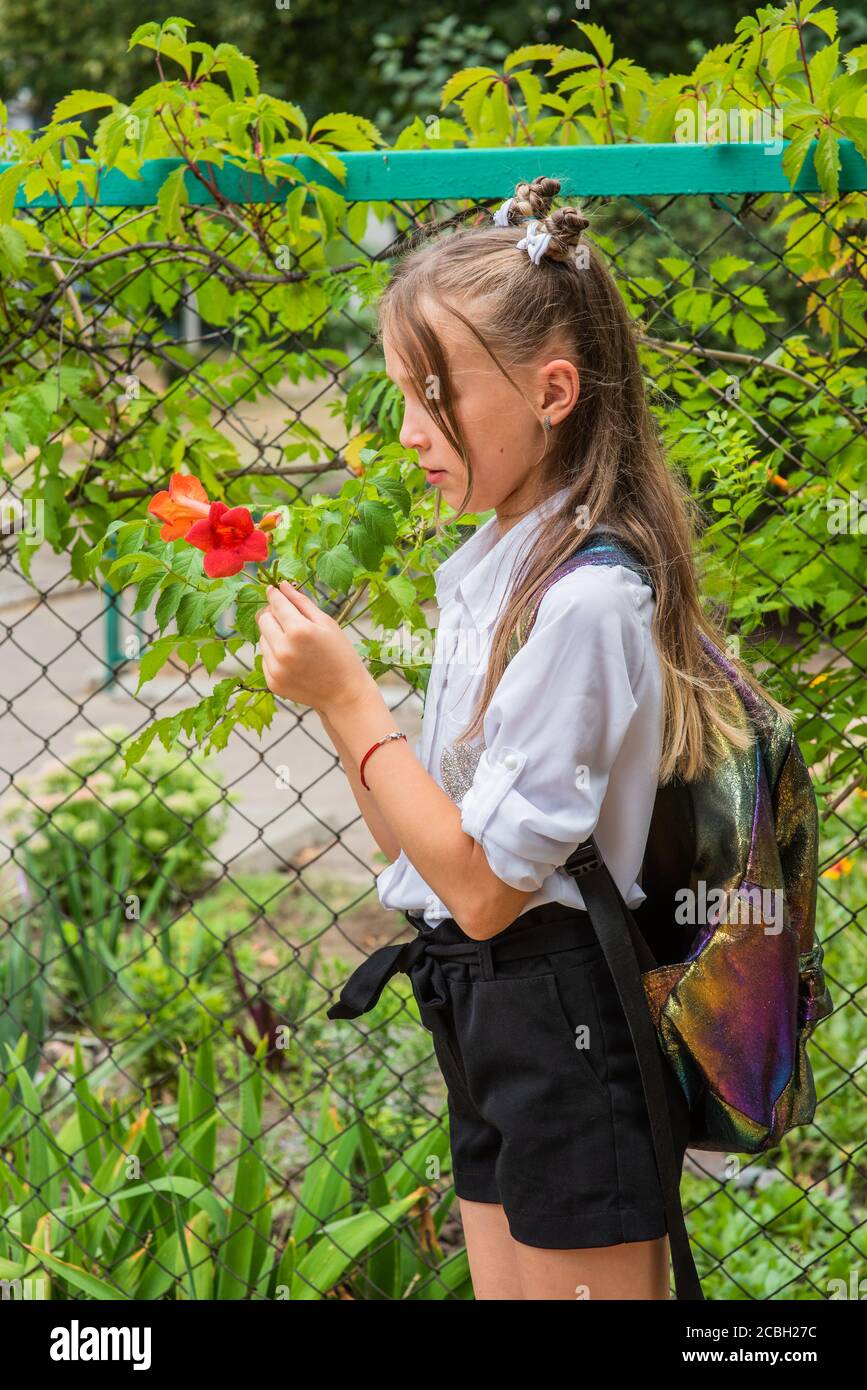 Una niña de 6 años de edad packs su mochila para la escuela en casa en San  Juan Capistrano, CA. Modelo de liberación Fotografía de stock - Alamy
