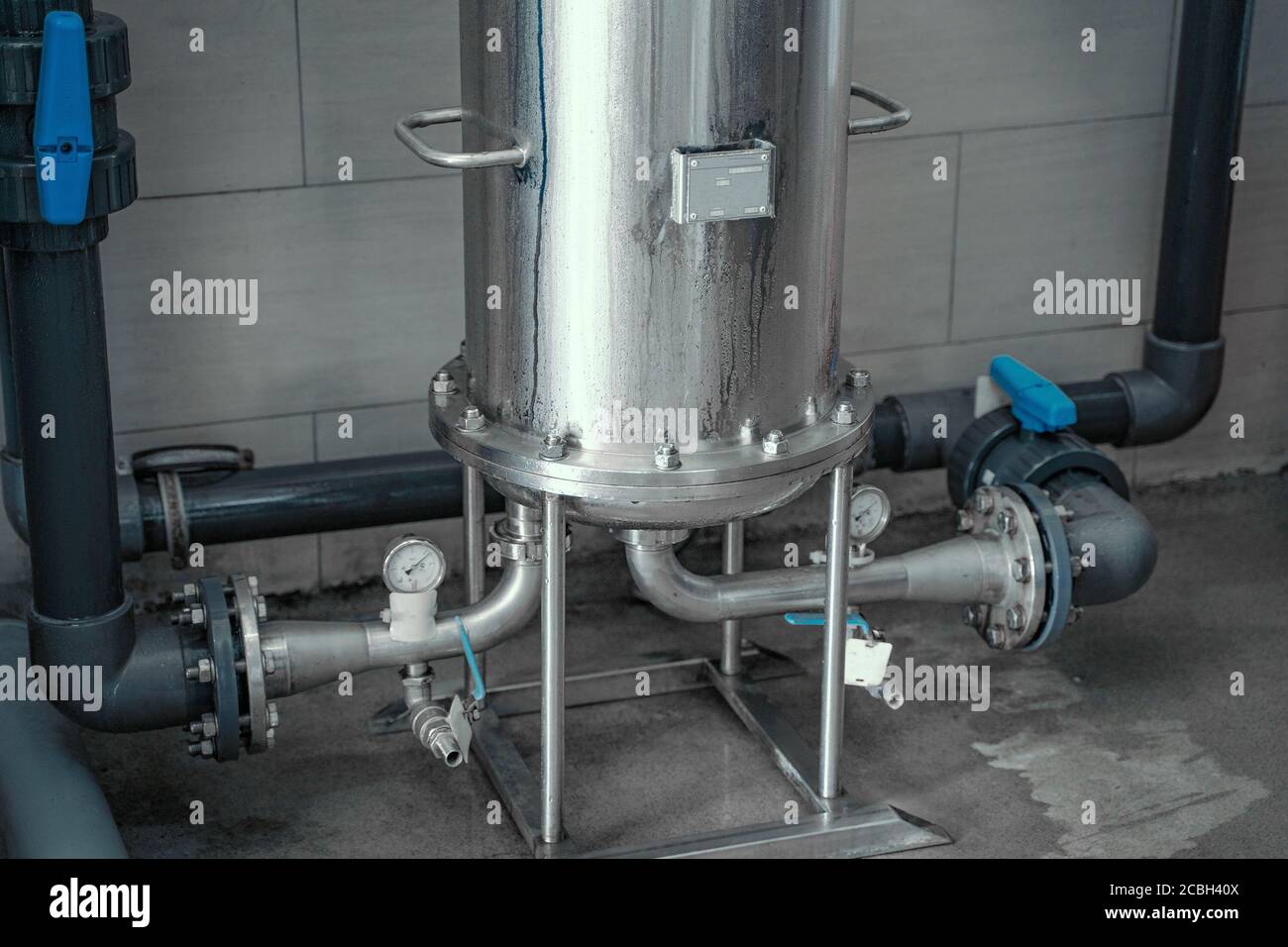 Depósitos o tanques redondos con tuberías para filtración de agua en bebidas o fábricas modernas. Foto de stock