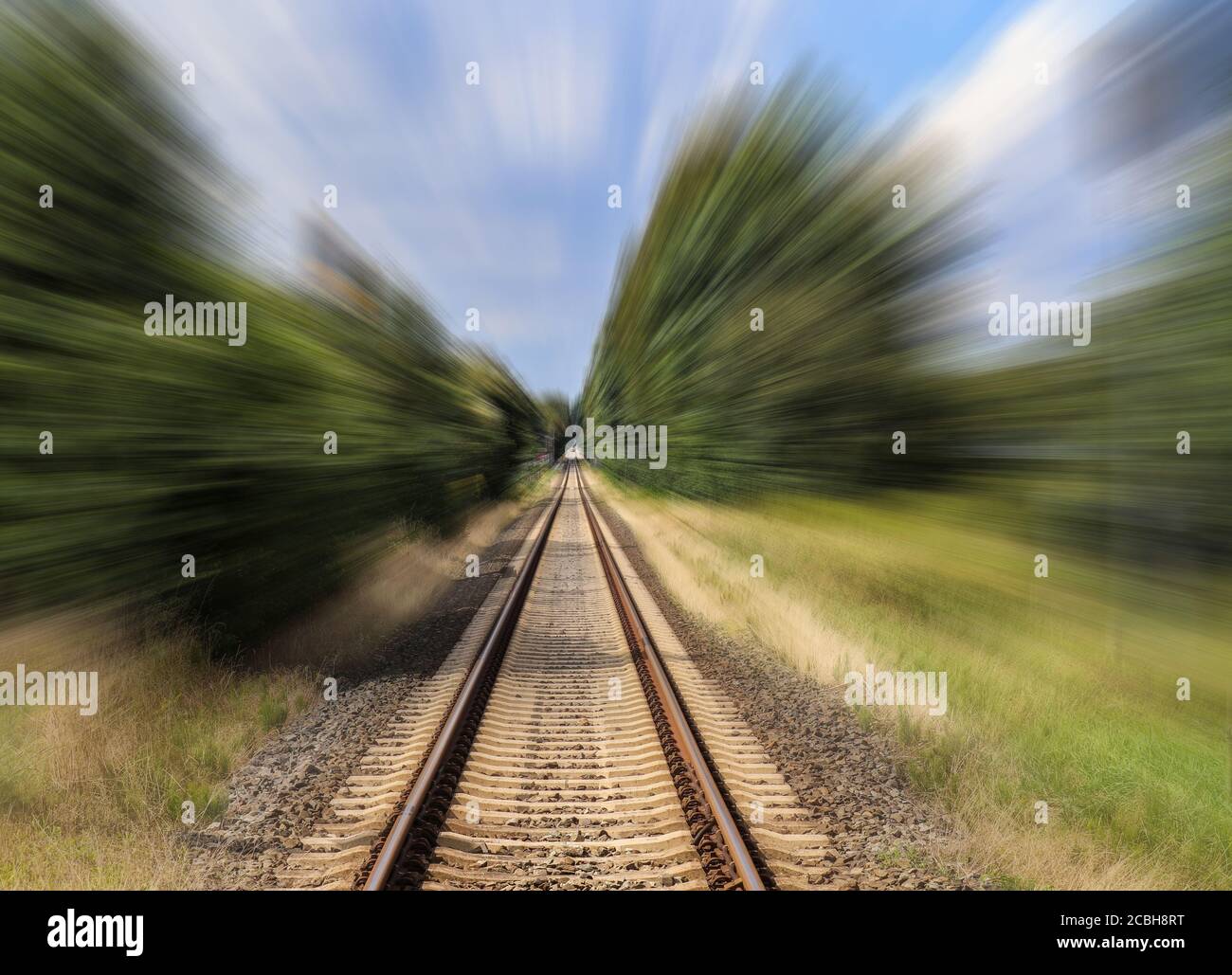 Disminución de la perspectiva en una vía férrea con alta velocidad desenfoque de movimiento Foto de stock