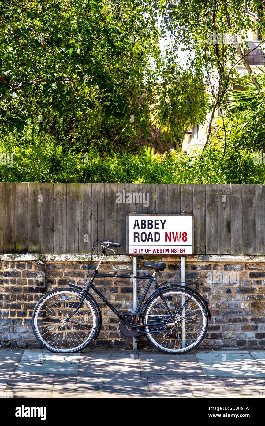 Una bicicleta estacionada junto a un cartel de Abbey Road, Londres, Reino Unido Foto de stock