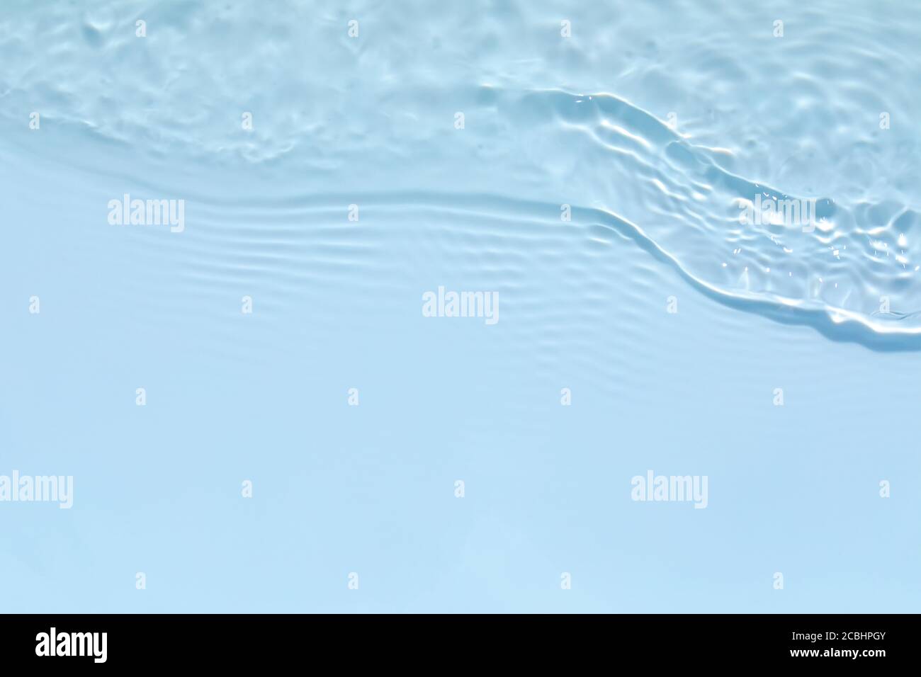azul transparente color agua clara calma textura de la superficie Foto de stock