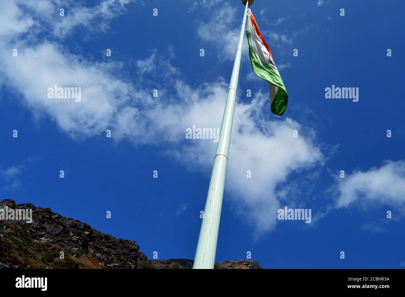 La bandera nacional de la India volando en lo alto de las montañas del paso de Nathula, Sikkim, enfoque selectivo Foto de stock