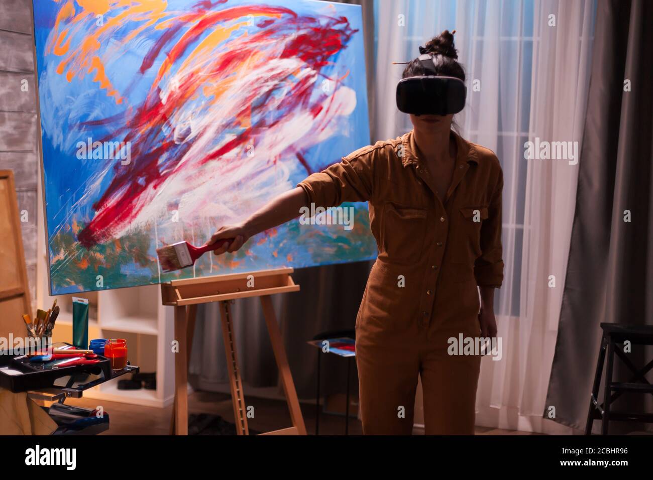 Delegeret defekt Picasso Artista creativo que se atiene en la realidad virtual de lona con el  auricular vr. Pintura de arte moderno sobre lienzo, obra maestra creativa,  contemporánea y exitosa de arte artístico Fotografía de